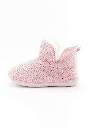 Bottes chaussons tricotées roses avec une doublure blanche duveteuse, bout arrondi et hauteur de cheville courte. Surface texturée et accent de talon subtil.