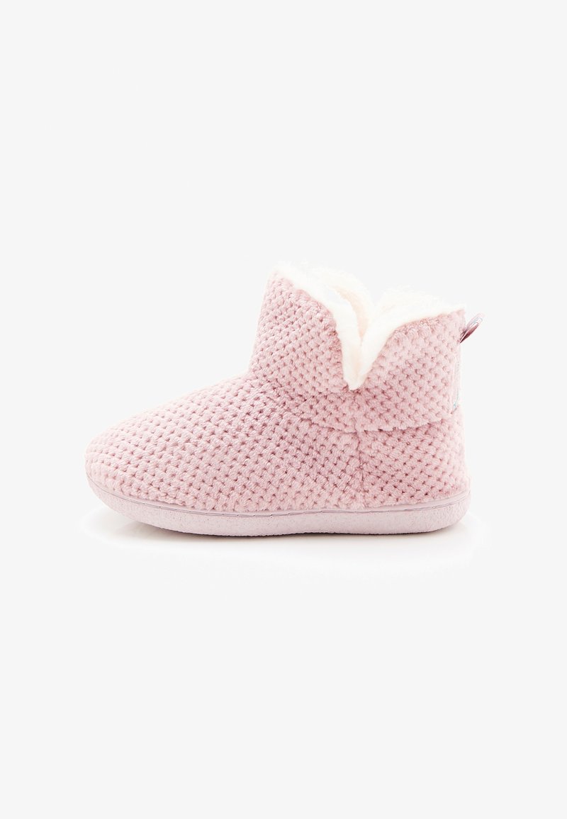 Bottes chaussons tricotées roses avec une doublure blanche duveteuse, bout arrondi et hauteur de cheville courte. Surface texturée et accent de talon subtil.