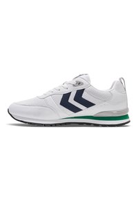 Sneaker atletica bianca con strisce a zigzag blu navy, dettagli perforati, accenti sul fondo verde e nero e chiusura con lacci.