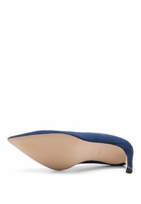 Chaussure à talon haut pointue en suédine bleue avec semelle beige striée et talon fin, vue du dessous sur fond blanc.