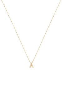 Gouden ketting met een dunne schakel en een kleine, gepolijste letter "A" hanger. Eenvoudig ontwerp met een gladde textuur en metalen glans.