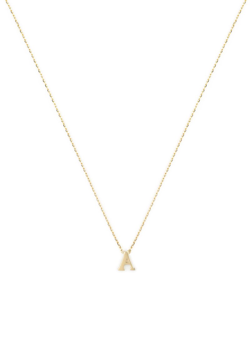 Gouden ketting met een dunne schakel en een kleine, gepolijste letter "A" hanger. Eenvoudig ontwerp met een gladde textuur en metalen glans.