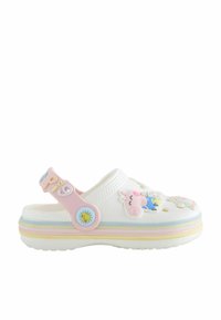 Hvide træsko med farverige 3D-figurbeklædninger, en blød lyserød justerbar rem og en flerfarvet stribet sål.