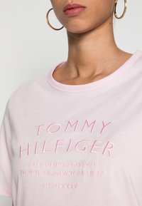 Tommy Hilfiger TEXT TEE - T-shirt estampada - light pink