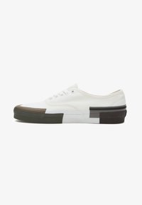 Vans AUTHENTIC REARRANGE Sneakers basse utility block blanc de