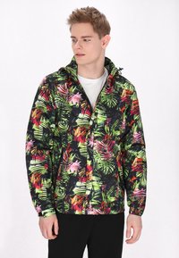Jachetă cu glugă, având o bază neagră cu modele vesele de frunze tropicale în verde, roz și portocaliu; material ușor; fermoar frontal.