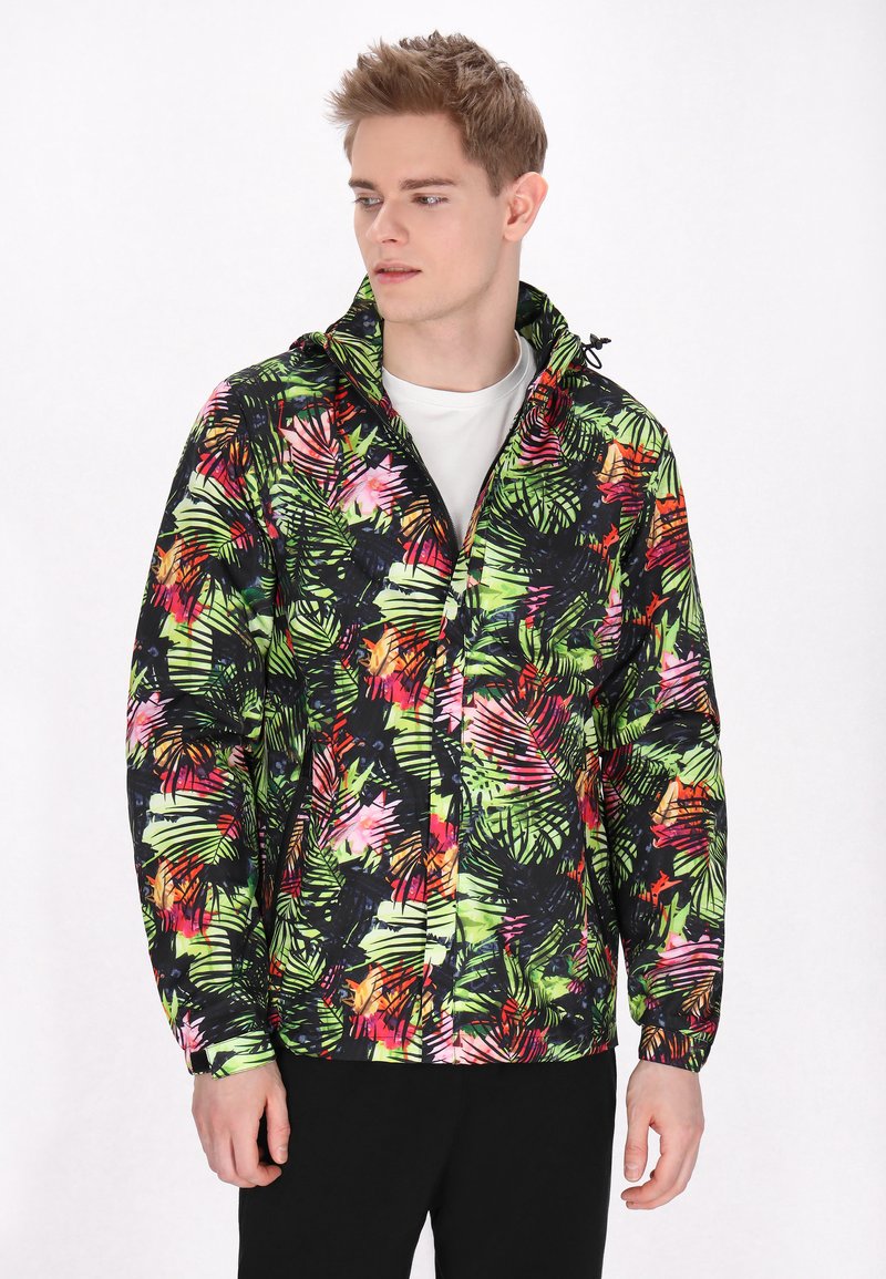 Jachetă cu glugă, având o bază neagră cu modele vesele de frunze tropicale în verde, roz și portocaliu; material ușor; fermoar frontal.
