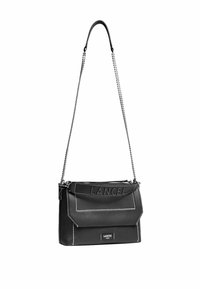 Sac à main en cuir noir avec des coutures blanches, une sangle en chaîne et un logo "LANCEL" en relief sur le rabat avant. Forme rectangulaire avec une finition texturée.