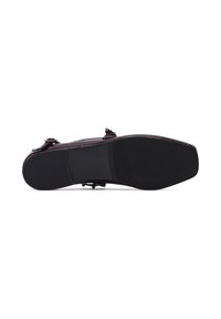 Chaussure en cuir bordeaux avec un bout arrondi, des accents de boucles décoratives et une semelle en caoutchouc noir texturé pour une meilleure adhérence.