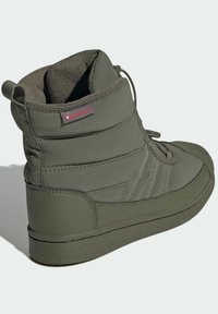 Olivově zelená zateplená zimní bota s poutkem, polstrovaným kotníkem, šněrováním vpředu a štítkem Primaloft na horní straně.