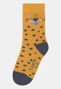 Gelbe Socken mit einem Leoparden-Gesicht-Design, das graue Flecken, eine marineblaue Spitze und eine gerippte Textur aufweist. Größenetikett sichtbar mit der Größe 12-30.