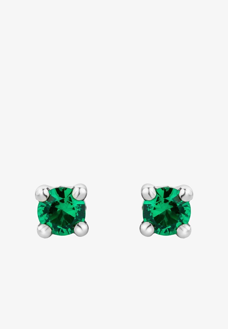 Pendientes de cristal verde esmeralda engastados en metal de tono plateado con ajustes de cuatro garras, que presentan una forma circular y una textura suave.