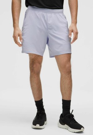 Lichtpaarse sportshorts met een elastische tailleband, zijzakken en een gladde textuur, gecombineerd met zwarte sportschoenen.