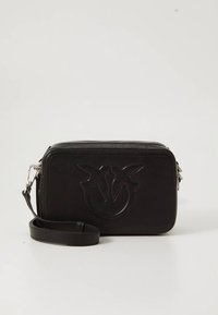 Črna pravokotna usnjena ročna torbica z reliefnim logotipom spredaj in odstranljivim trakom, postavljena na preprosto belo ozadje.