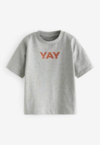 Graues Kurzarm-T-Shirt aus Baumwolle, mit dem Wort "YAY" in kräftigen rostfarbenen Buchstaben auf der Vorderseite. Weicher Stoff, Rundhalsausschnitt.