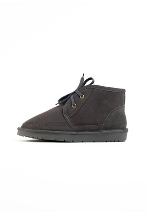 Graue Wildleder-Ankle Boots mit runder Zehe, tonalen Schnürsenkeln und Metallösen. Die Sohle ist flach und aus Gummi, was ein einfaches Design bietet.