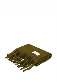 Écharpe en laine vert olive avec bords frangés et une étiquette en tissu blanc portant l'inscription « Arctic Fox ». Texture douce, forme rectangulaire.