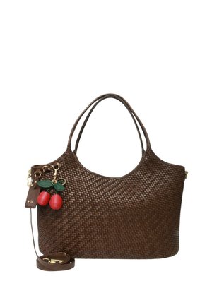 Bruine geweven leren handtas met twee handvatten, afneembare riem en een kersenvormige rood-groene leren hanger bevestigd aan de ritssluiting.