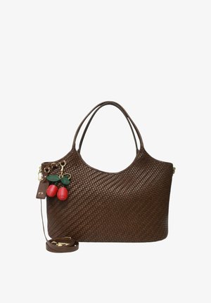 Bolso de mano marrón de cuero trenzado con dos asas, correa desmontable y un colgante de cuero rojo y verde en forma de cereza unido al tirador de la cremallera.