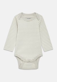 Hellgrauer langärmeliger Strampler mit weißen Streifen, aus weicher Baumwolle. Verfügt über einen V-Ausschnitt und Druckknöpfe am unteren Abschluss.