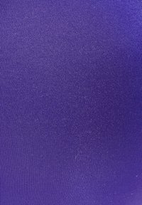 Lila Stoff mit einer glatten Textur, der feine vertikale Rippungen aufweist. Die Farbe ist ein einheitlicher, lebendiger Farbton ohne Muster.