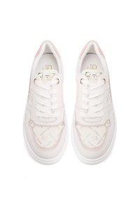 Sneakers bianchi con lacci e dettagli rosa chiaro, caratterizzati da una superficie testurizzata con un motivo a logo, suola ammortizzata e finitura liscia.
