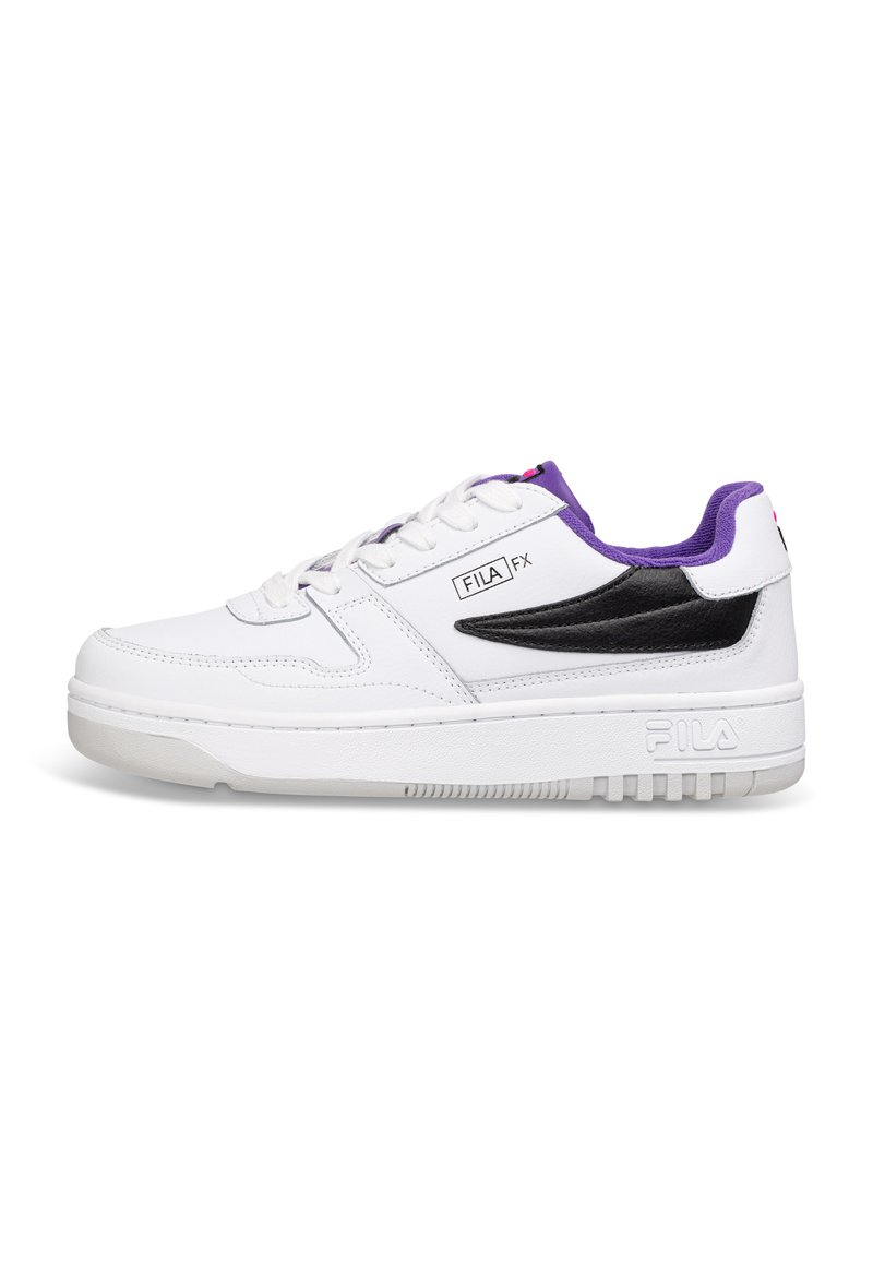 Scarpa da ginnastica bianca con accenti viola, dettagli neri, collare imbottito, suola testurizzata e chiusura con lacci. Logo del marchio sul lato.