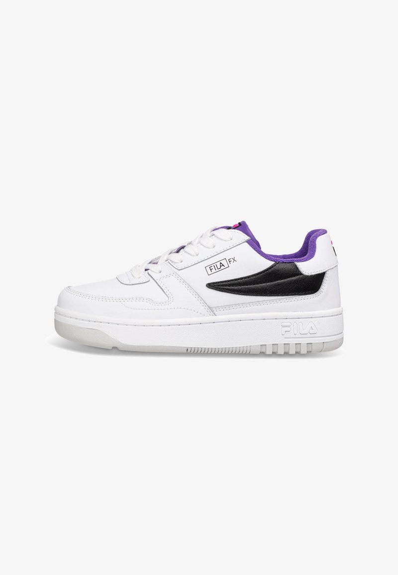 Scarpa da ginnastica bianca con accenti viola, dettagli neri, collare imbottito, suola testurizzata e chiusura con lacci. Logo del marchio sul lato.