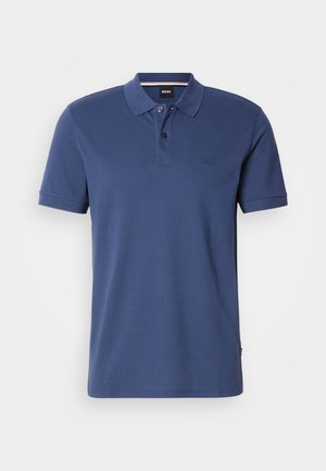 Camisa de polo azul de manga curta para homens, com colarinho, pala de dois botões e pequeno logótipo "BOSS" bordado no lado esquerdo do peito.