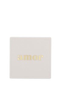 Kvadratisk, ljusrosa låda med guldblankskrift som stavar "amor". Slät yta, enkel design och rundade kanter.