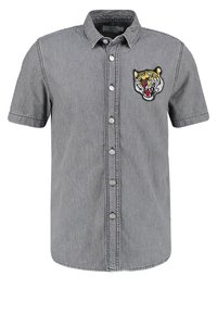 Korte-mouwen shirt van grijze denim met een knoopsluiting aan de voorkant en een geborduurde tijger op de linkerkant van de borst. Heeft een klassieke kraag en een gebogen zoom.