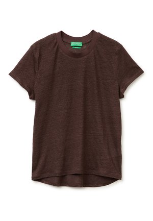 Braunes T-Shirt mit kurzen Ärmeln und Rundhalsausschnitt, leicht geschwungenem Saum und einem grünen Etikett im Krageninnenteil.