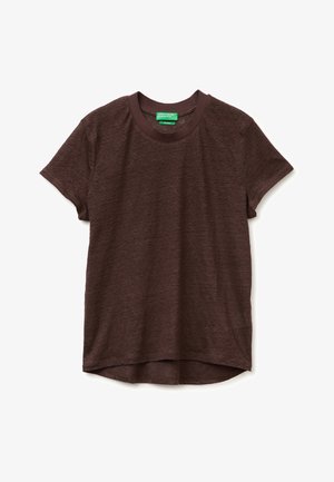 Brązowy, krótki rękaw, T-shirt z okrągłym dekoltem, lekko zaokrąglonym dołem oraz zieloną metką wewnątrz kołnierzyka.