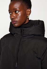 YAS Tall YASIRIMA LONG COAT - Piumino lungo - black