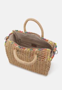 Kudottu olkilaukku monivärisillä yksityiskohdilla, suorakulmainen muoto, kaksi kahvaa ja vetoketjulukko. Sisäpuolella on vetoketjullinen tasku.