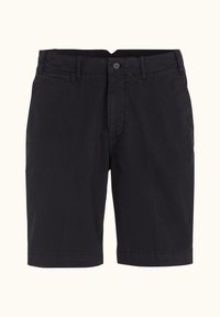 Czarne męskie szorty, wykonane z lekkiego materiału, mają płaski przód, zapięcie na guzik i boczne kieszenie. Gładka tekstura i dopasowany krój.