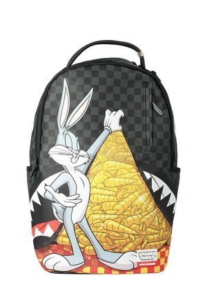 Zaino con motivo a quadretti neri con Bugs Bunny che tiene in mano una grande pila di carote gialle con design a denti di squalo sui lati.