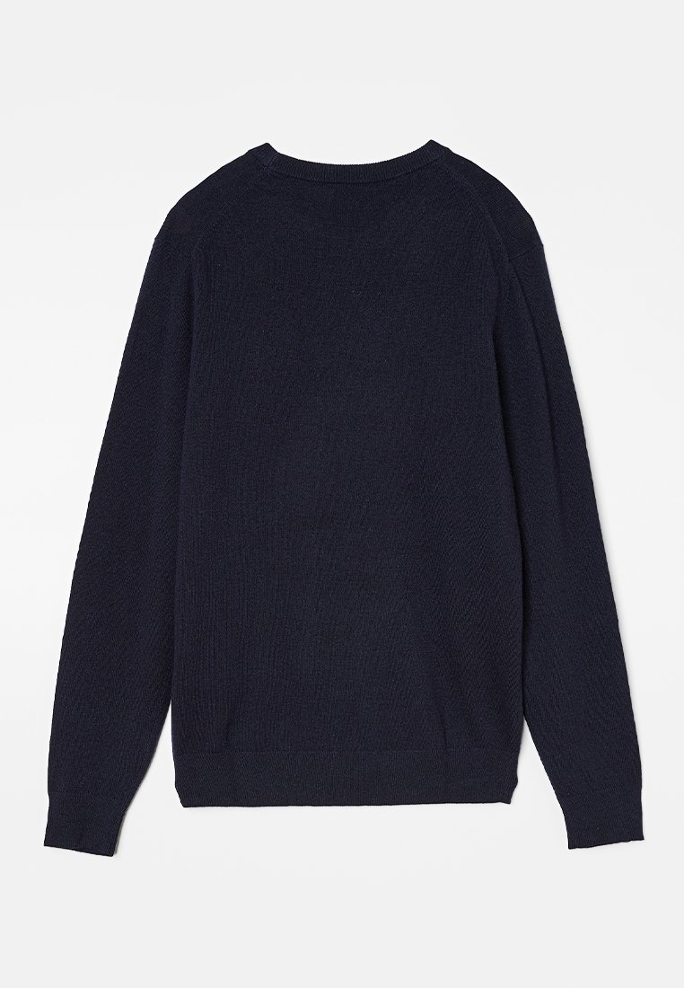 Dunkelblauer Pullover mit langen Ärmeln, Rundhalsausschnitt, geripptem Saum und strukturiertem Strickmuster. Rückansicht, keine sichtbaren Logos oder Verzierungen.