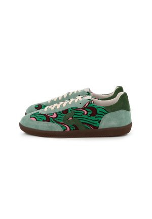 Paire de baskets basses en daim vert, avec un motif abstrait multicolore, des lacets blancs et des semelles en caoutchouc marron sur fond blanc.