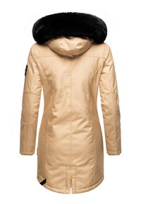 Beige parka-takki mustalla turkisvuorella varustettuna, keskipitkä leikkaus, pitkät hihat, sivutaskut ja tuuletusaukko helmoissa.