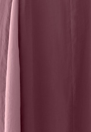 Twee stoffen panelen: één in diep bordeaux en een andere in zacht roze. Gladde textuur met zichtbare naden, wat een gelaagd effect creëert.