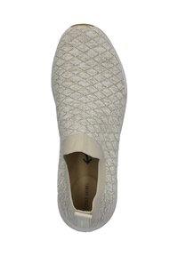 Sandałki w jasnobeżowym plecionym materiale z teksturowanym wzorem diamentowym. Elastyczna podeszwa z subtelnym brandingiem wewnątrz i na pięcie.