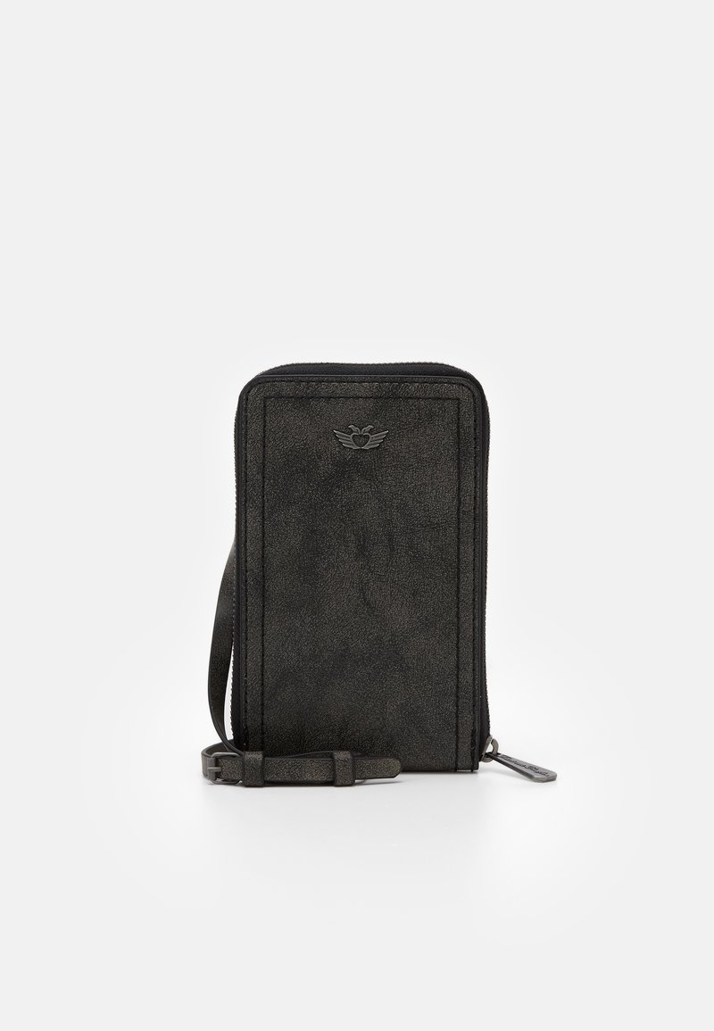 Svart dragkedjeplånbok i texturerat material. Har en minimalistisk design, smal form och ett band med en metallspänne.