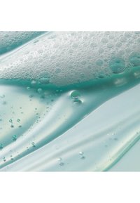 Transluzenz Aqua-Gel-Textur mit zahlreichen Luftblasen und einer glatten Oberfläche, die Licht reflektiert und ein dynamisches, fließendes Aussehen erzeugt.