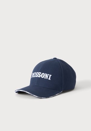 Navyblå baseballkasket med hvidt "MISSONI" logo foran og matchende logokant langs kanten af den buede skygge.