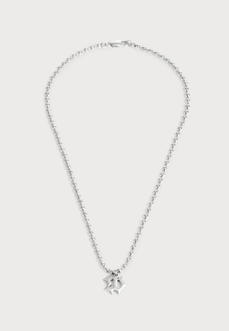 Collier chaîne en perles d'argent avec un pendentif lettre "B" de style gothique sur fond clair.