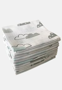 Pila di tessuto in mussola di cotone, con uno sfondo bianco decorato con un motivo di nuvole grigie e stelle, texture morbida e design ben piegato.