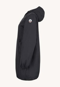 Giacca impermeabile nera con cappuccio, polsini elasticizzati, tasca laterale e patch con logo sulla spalla. Tessuto liscio e leggero.