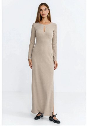 - Długa sukienka