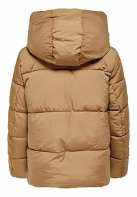 Veste d'hiver matelassée couleur beige avec capuche, présentant des sections matelassées horizontales au dos et sur les manches.